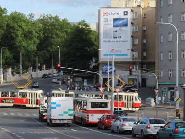 Obrázek pro článek - QSTORE na štítové plachtě od Famedia