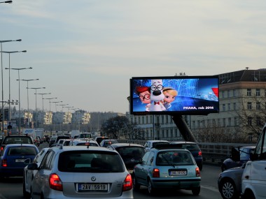 Obrázek pro článek - Film Dobrodružství pana Peabodyho a Shermana rozveselí řidiče spotem na digiboardech