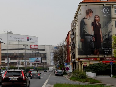 Obrázek pro článek - Štítovou plochu na pražské magistrále zdobí vizuál s motivem Cerruti