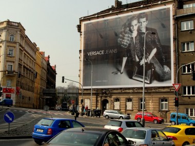 Obrázek pro článek - Černobílý vizuál s motivem Versace Jeans na štítových plochách v Praze