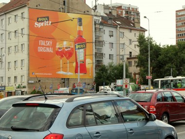 Obrázek pro článek - Italský nápoj Aperol Spritz se představuje na exkluzivní štítové ploše na pražském Bohdalci