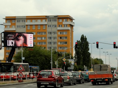 Obrázek pro článek - Krásná Scarlett Johansson září v novém filmu Lucy a OOH kampaní zve do kin