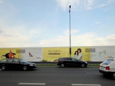 Obrázek pro článek - Největší osvětlená plocha v ČR je nově oděna do vizuálu Obchodního centra Černý Most