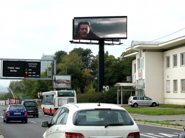 Obrázek pro článek - Filmová novinka Drákula: Neznámá legenda zve do kin OOH reklamní kampaní