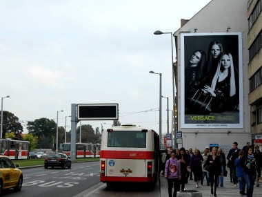 Obrázek pro článek - Versace jeans zdobí OOH reklamní štíty v Praze