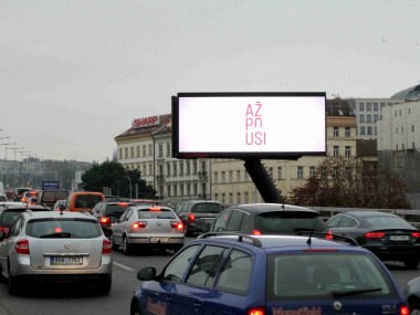 Obrázek pro článek - Seriál Až po uši nyní na HBO i OOH reklamních plochách