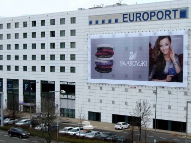 Obrázek pro článek - Reklamní plachta na letišti ožila díky šperkům značky Swarovski