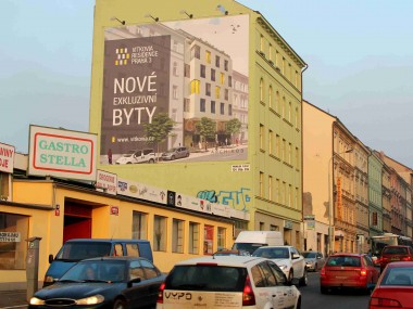 Obrázek pro článek - Reklamní plachta v ulici Koněvova poutá motivem kampaně společnosti Archikód