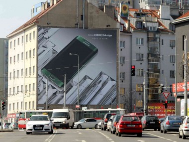 Obrázek pro článek - Velkolepá plachta na pražském Bohdalci a motiv Samsung