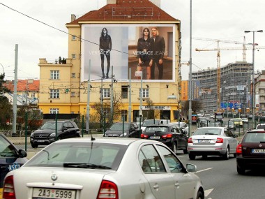 Obrázek pro článek - Nepřehlédnutelné reklamní štíty s motivem Versace jeans v Praze