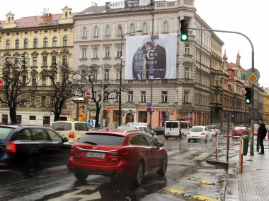 Obrázek pro článek - Reklamní plachta Cerruti na I.P.Pavlova v Praze