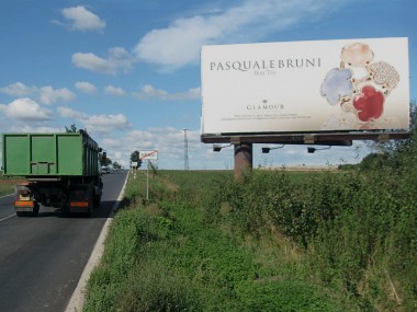 Obrázek pro článek - Bigboard ve směru do Karlových Varů zdobí šperky Pasquale Bruni