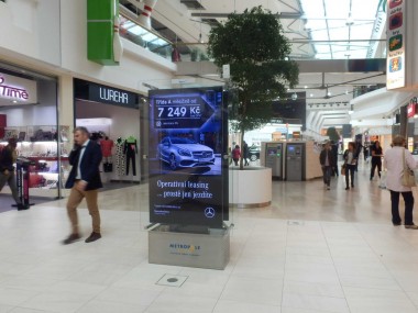 Obrázek pro článek - Reklamní kampaň Mercedes-Benz na digitálních obrazovkách v obchodních centrech