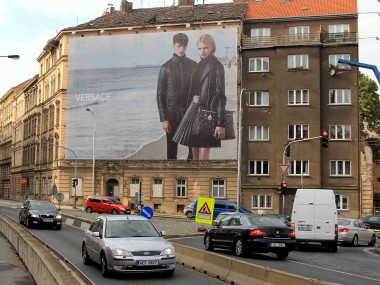 Obrázek pro článek - Versace Jeans a opět krásné reklamní plachty v Praze