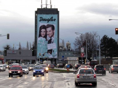 Obrázek pro článek - Rozměrná plachta na Mariánském náměstí v Brně a kampaň parfumerie Douglas