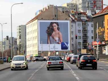 Obrázek pro článek - Exkluzivní plachta na pražském Bohdalci s motivem Swarovski