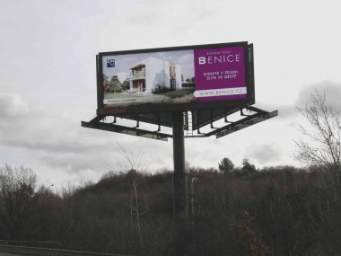 Obrázek pro článek - Prodej komfortních rodinných domů Benice na bigboardu při výjezdu z Prahy