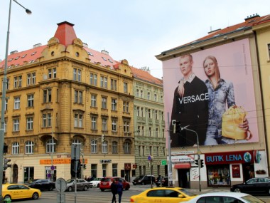 Obrázek pro článek - Casual móda Versace Jeans na lukrativních reklamních plochách v centru Prahy