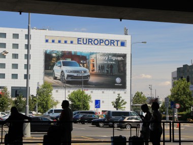 Obrázek pro článek - Velkolepý reklamní štít na letišti ožil díky novému modelu VW Tiguan
