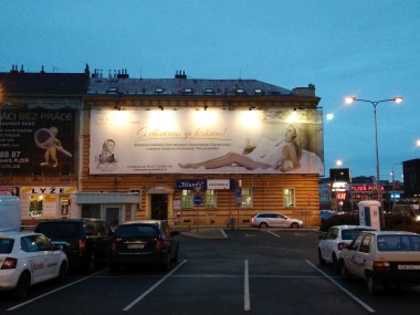 Obrázek pro článek - S důvěrou za krásou do plzeňské kliniky Densyn - štítová plocha v centru Plzně je prostě nepřehlédnutelná