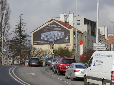 Obrázek pro článek - Zakázkové švédské postele Hastens se prezentují na štítových plochách v Praze