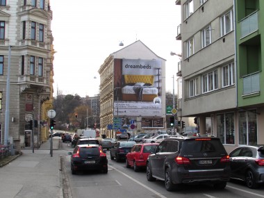 Obrázek pro článek - Nový showroom luxusních postelí v Brně si žádal kampaň, pro kterou jsme zvolili plachty