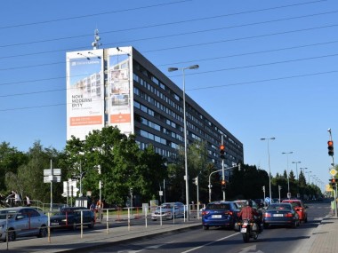 Obrázek pro článek - Plachta ve frekventované křižovatce pro Element Letňany