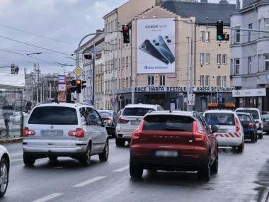 Obrázek pro článek - Reklamní štíty po celé Praze prezentují Honor 50 5g