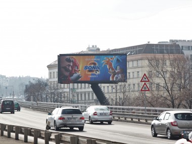 Obrázek pro článek - Pokračování oblíbené rodinné komedie Ježek Sonic 2 na pražských digiboardech