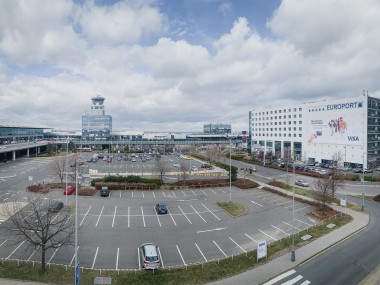 Obrázek pro článek - Velkolepý reklamní štít na letišti ožil díky nové kampani VISA