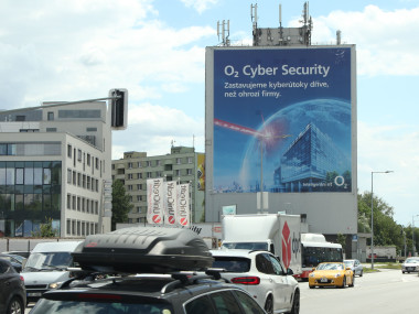 Obrázek pro článek - Operátor O2 na reklamních štítech v hlavním městě
