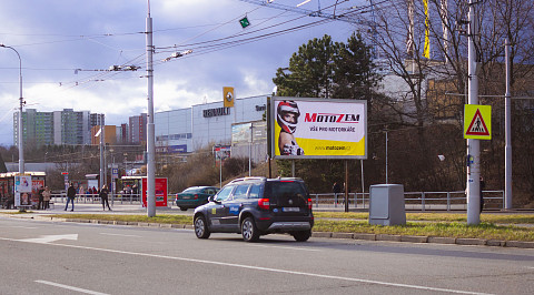 Prodejna s motorkářským oblečením na billboardech v Praze