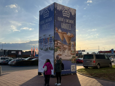 Obrázek pro článek - Mlékárna Kunín využila pro svou Vánoční kampaň i neobvyklé HyperCube plochy