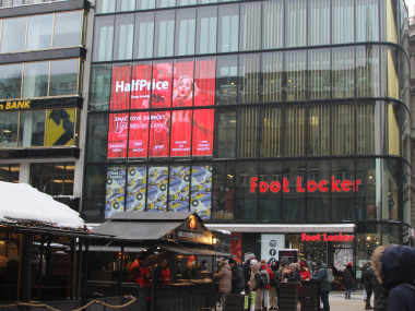 Obrázek pro článek - Atraktivní LED displej zdobila reklama řetězce HalfPrice