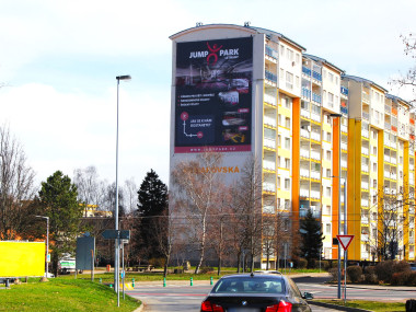Obrázek pro článek - Trampolínový park na strategicky umístněném štítu v Praze