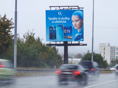 Obrázek pro článek - O2 na double bigboardech dominantou silnic