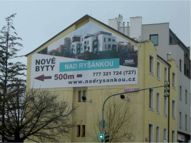 Obrázek pro článek - Štítová plocha s motivem bytového domu Nad Ryšánkou