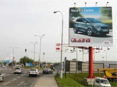 Obrázek pro článek - KIA Carens na plochách z portfolia společnosti Famedia