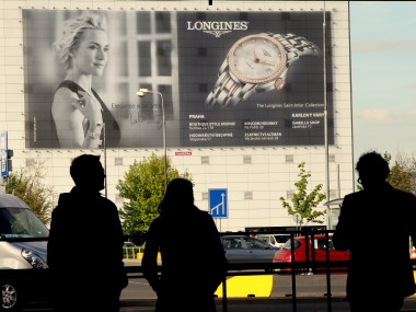 Obrázek pro článek - Hodinky Longines na štítové ploše na Letišti Václava Havla