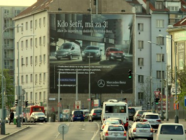 Obrázek pro článek - Mercedes-Benz představuje v OOH výhodnou akci: Kdo šetří, má za 3!